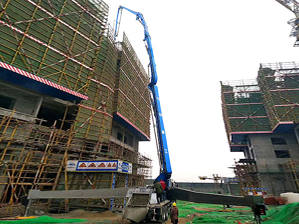 大型混凝土泵车施工现场